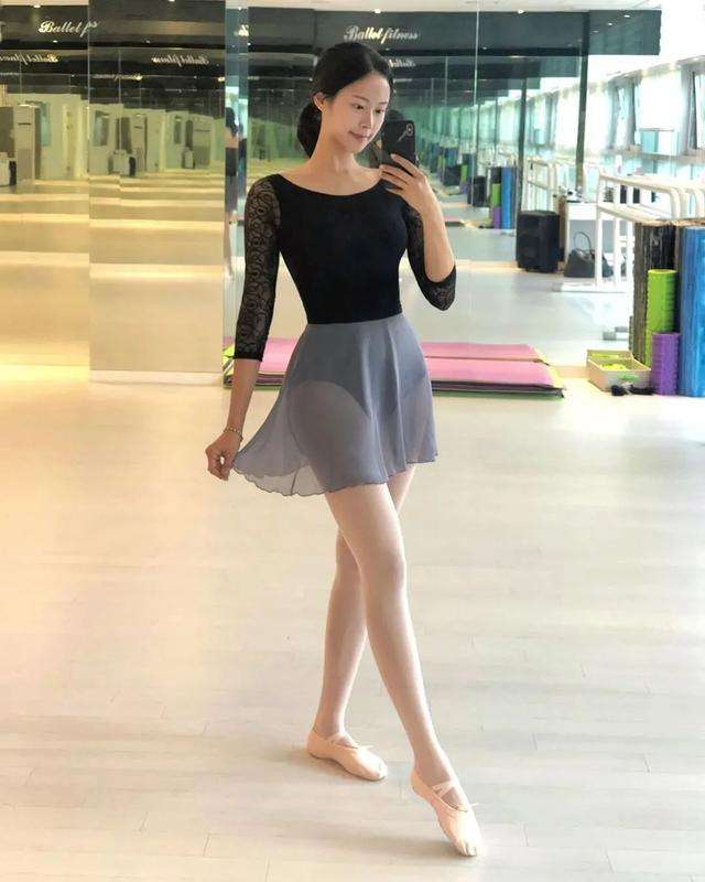 相比精心挑选的玩具，为什么小孩子更喜欢玩遥控器、瓶子、卫生纸这些大人的物品？