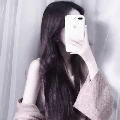 我把电视关上的一瞬间就来催我回房间睡觉了，这才几点钟，谁家年轻小狗能睡这么早啊。