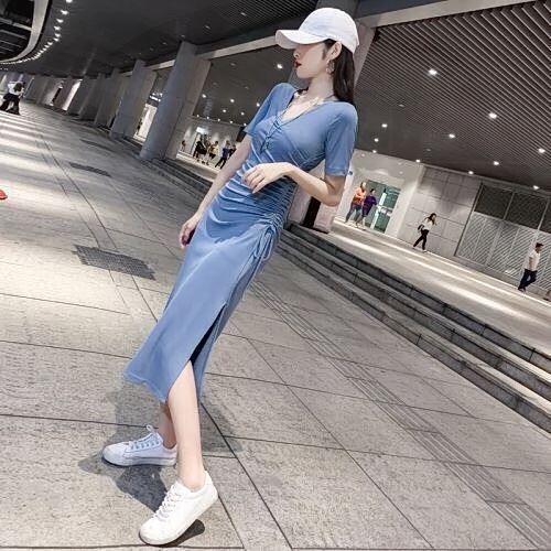 女生应聘穿搭博主入职变娱乐主播